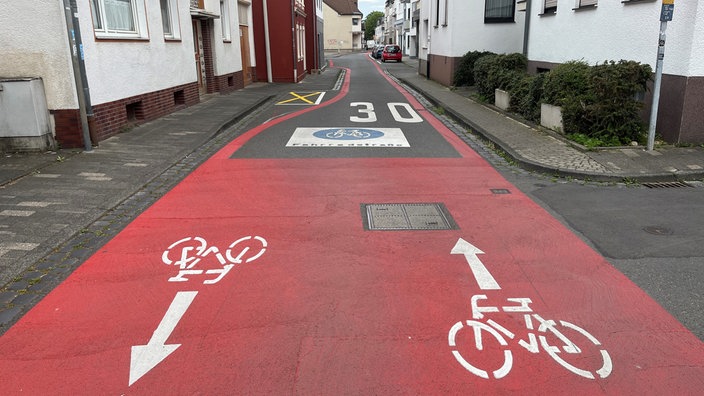 Die rot, weiß und gelb markierte Straße in Bonn-Endenich