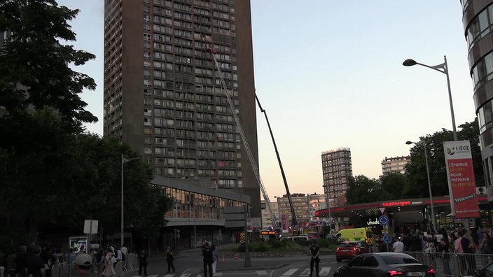 Das Hochhaus hinter einer Tankstelle