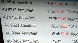 Eine Anzeigetafel am Flughafen zeigt viele annullierte Flüge