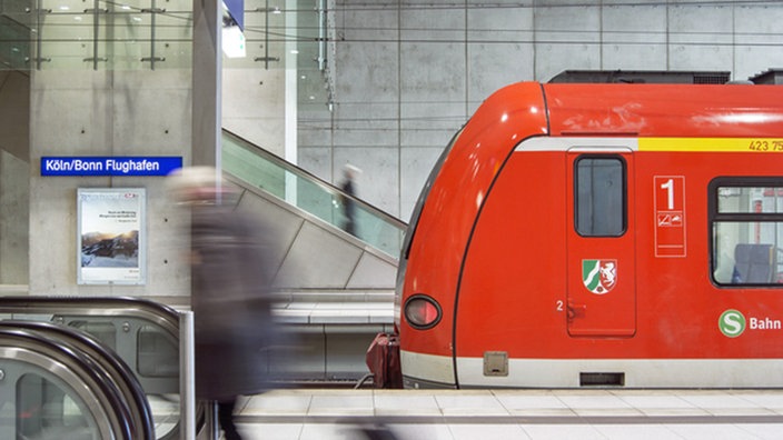 Eine S-Bahn im Bahnhof des Köln/Bonner Airports.