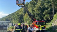 Feuerwehrwagen mit ausgefahrener Drehleiter 