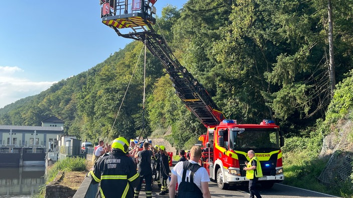 Feuerwehrwagen mit ausgefahrener Drehleiter 