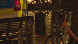 Ein schwarzer Koffer steht neben einem Polizeiauto auf dem Kölner Rudolfplatz.