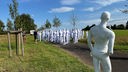 Skulpturen in weißen Anzügen zum 3. Jahrestag der Flut