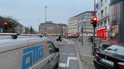 Vor der Ampel fehlt die Fahrbahnmarkierung. Erst zum Ende des Ebertplatzes startet der Radweg wieder