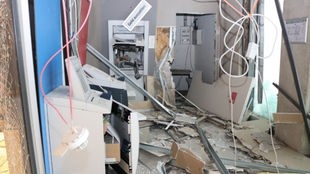 zu sehen ist ein gesprengter Geldautomat in einer verwüsteten Filiale