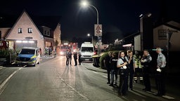 Mehrere Polizistinnen und Polizisten, sowie die Feuerwehr im Einsatz nach der versuchten Automatensprengung.