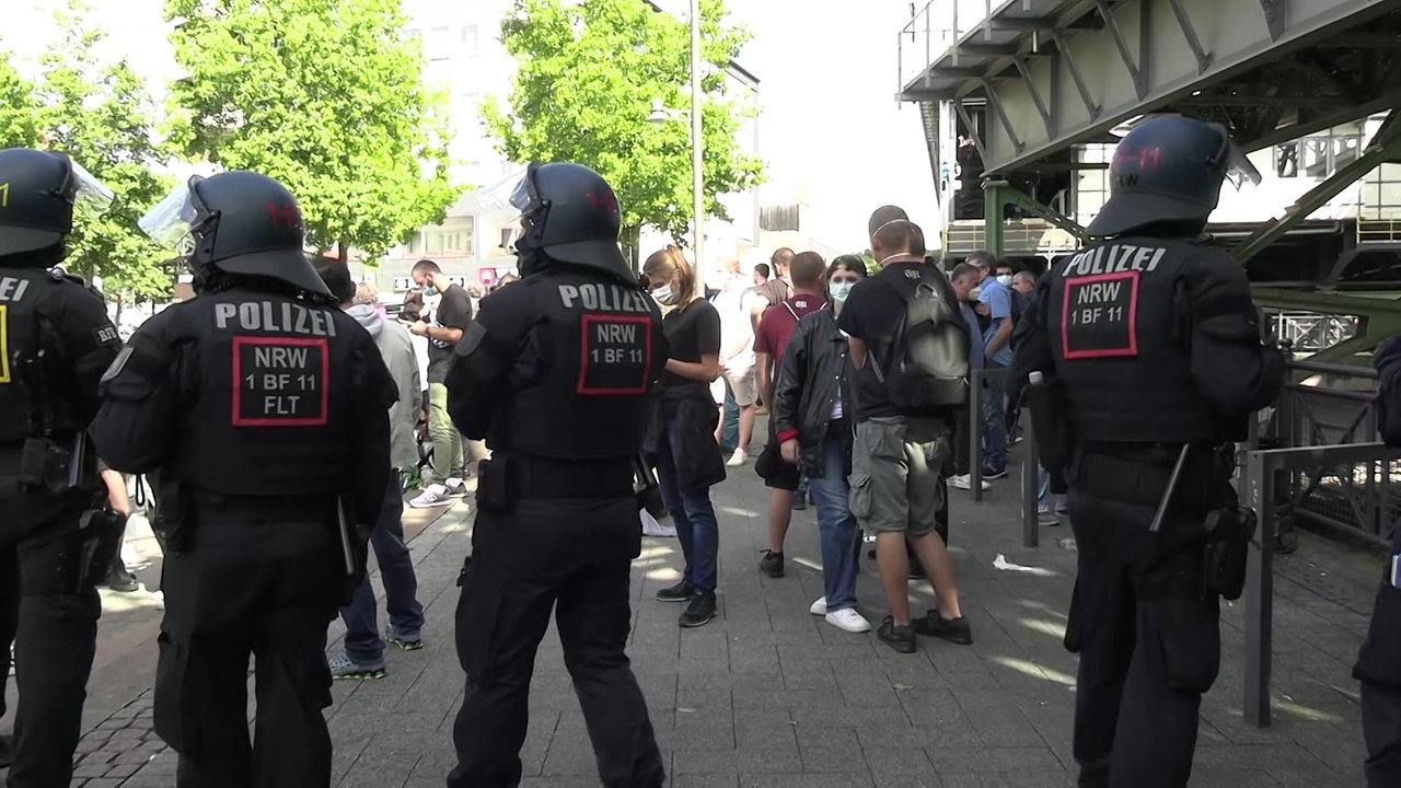 Polizeiaufgebot bei einer Demonstration in Wuppertal