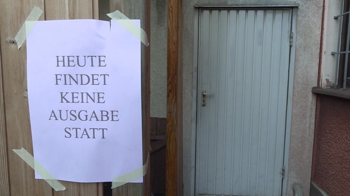 Ein Schild vor der Hattinger Tafel, mit dem Text: "Heute findet keine Ausgabe statt".