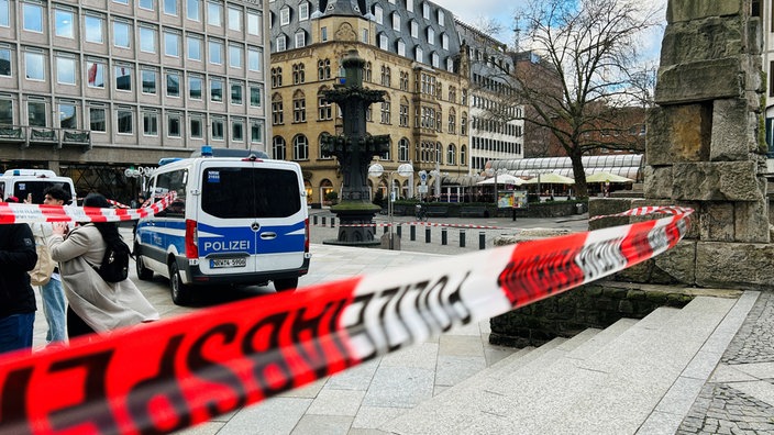 Kölner Domplatte mit Absperrband und Polizei.