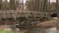 Ein Fluss und eine Holzbrücke