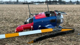 abgestürzter Hubschrauber auf Feld 