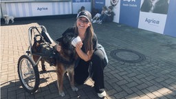 Alexandra Evang und ihr Hund Happy vor der Hunde-Eisdiele