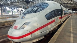 Moderner ICE mit geöffneten Türen an einem Bahnsteig im Kölner Hauptbahnhof 