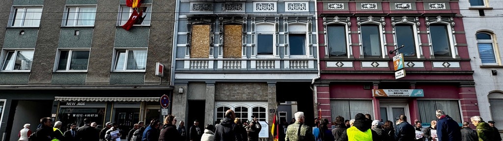 Das Mehrfamilienhaus in Solingen nach dem vorsätzlich gelegtem Brand mit Todesopfern - Solingen gedenkt der Toten