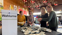 Ab 14:00 zählen die Wahlhelfer aus – das Ergebnis darf aber erst Sonntagabend verkündet werden