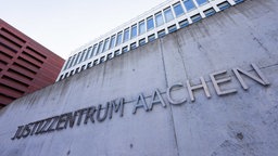 Der Schriftzug "Justizzentrum Aachen" an der Front der Gebäude.