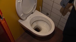 Eine Schultoilette mit defekter Spülung