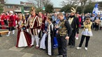 Viele verkleidete Karnevalisten stehen vor dem Herzogenrather Rathaus