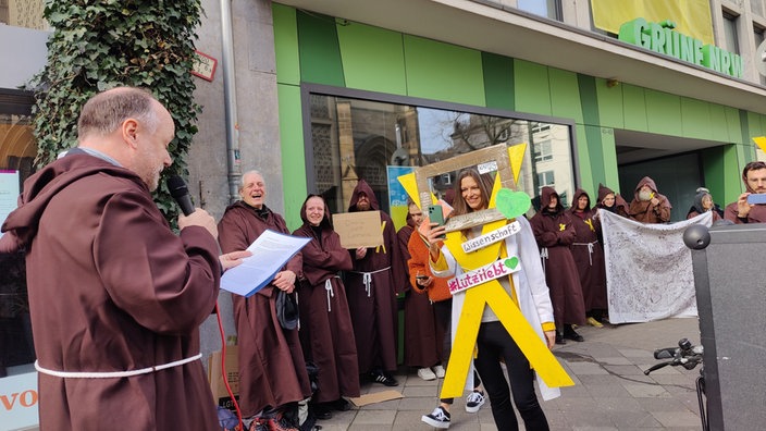 Klimaschützer protestieren in Mönchskostümen erneut vor Grünen-Parteizentrale in Düsseldorf