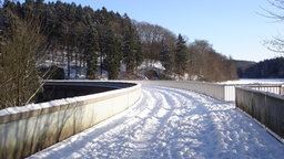 Ein Tal, auf dem reichlich Schnee liegt.