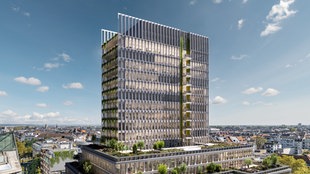 Der KöTower: Ein großes und grünes Büro-Gebäude mit großen Fenstern und Balkonen.