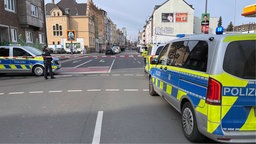 Die Polizei sperrt eine Straße ab