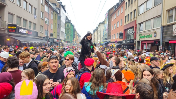 Junge Menschen feiern Karneval auf der Zülpicher Straße