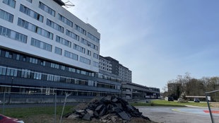 Blick auf das Hauptgebäude des Klinikum Merheim wo bald die Bauarbeiten beginnen 