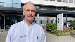 Prof. Axel Goßmann vor dem Klinikum, er ist für die Planung verantwortlih 