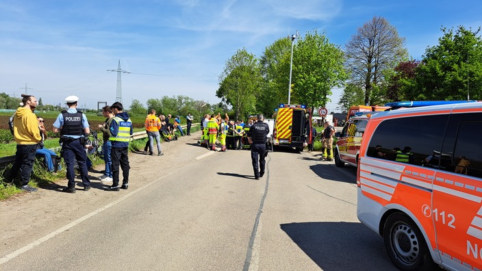 Großaufgebot von Feuerwehr und Rettungsdienst nach Zugunglück.