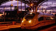 Ein ICE fährt in den Kölner Hauptbahnhof ein