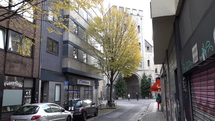 Eine Straße in der Kölner Südstadt, an die links und rechts Häuser grenzen.