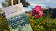 Ein Flyer vom Kreis Euskirchen zum Thema "Vorgärten", im Hintergrund sieht man einen Garten.