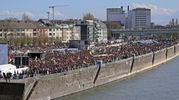 Laut Veranstalter sind mehr als 40.000 Menschen beim Newroz-Fest in Köln