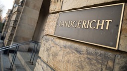 Ein Schild mit der Aufschrift "Landgericht" am Sitz des Landgerichts in Mönchengladbach.