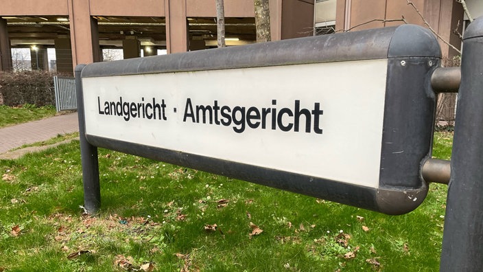 Das Bild zeigt ein Schild mit dem Text Landgericht Amtsgericht