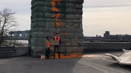 Letzte Generation beschmiert Denkmal in Köln