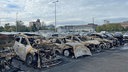 Ausgebrannte Autos stehen im Audizentrum Leverkusen-Wiesdorf