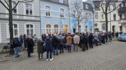 Menschen vor Haus