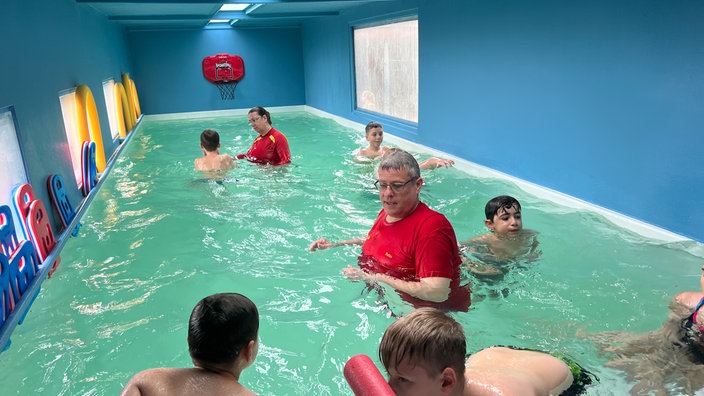 Innenansicht eines Schwimmcontainers während des Schwimmunterrichts. 