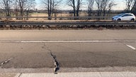 Ein Risse durchbricht die Betonplatte auf der A59 bei Monheim 