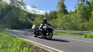 Motorrad unter strahlend blauem Himmel auf einer Landstraße