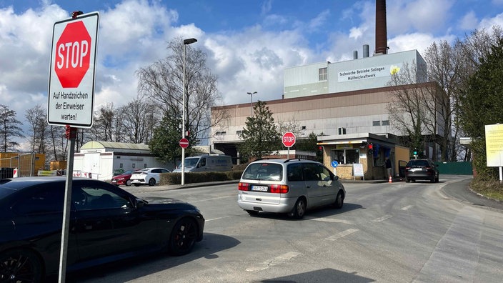 Eine Autoschlange vor der Müllverbrennungsanlage