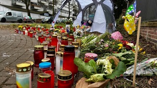 Niedergelegte Blumen und Kerzen am Kreiseverkehr des Unfalls