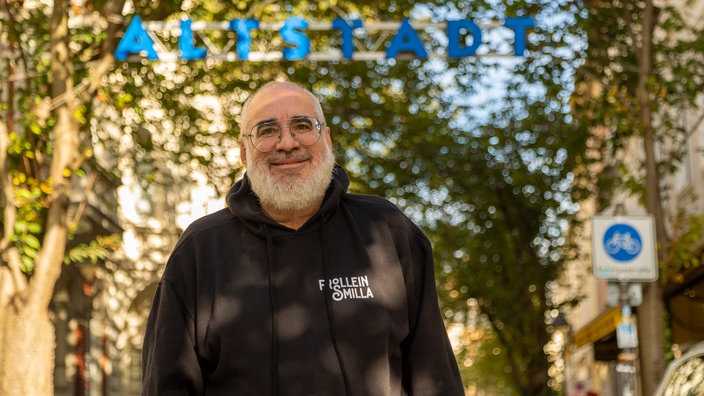 Nachtbürgermeister Achim Kettemer steht in der Bonner Altstadt. Er hat eine Glatze, einen grauen Vollbart und trägt eine Pilotenbrille