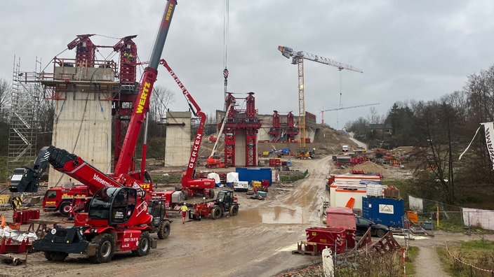 Bagger und Kräne am Neubau der Haarbachtalbrücke auf der A544