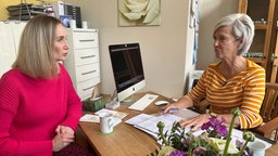 Karin Streu (rechts) in ihrer Praxis im Gespräch mit der schwangeren Marlis Schneider.