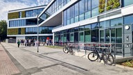 Der neue Hauptbahnhof in Mönchengladbach-Rheydt mit viel Glas und begrünter Fassade