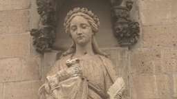 Statue der Heiligen Agnes an der Agnes Kirche in Köln.